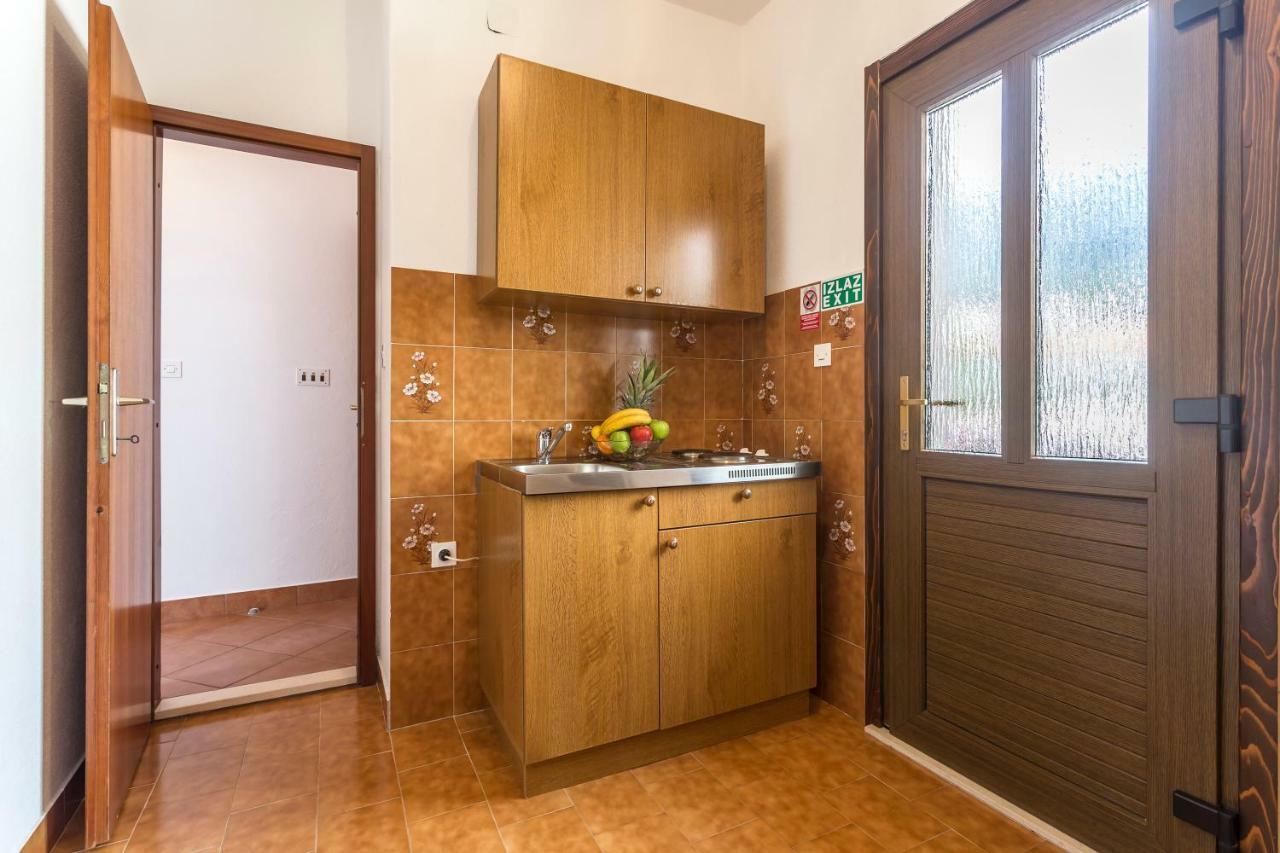 Apartmani Bezma Bol Exterior photo